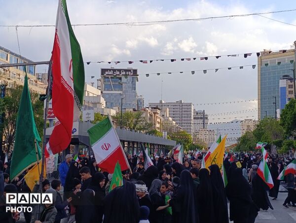 از کوچک تا بزرگ همه در چهلم رهبر شرکت کردند