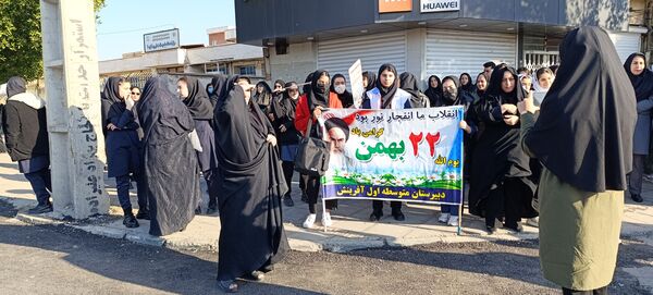 دانش‌آموزان دهلرانی در راهپیمائی ۲۲بهمن