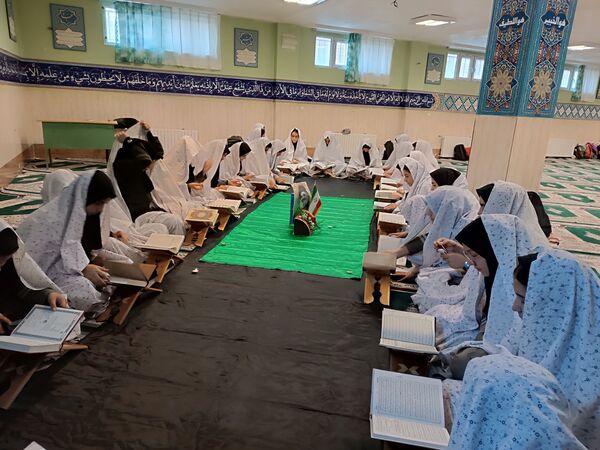 برگزاری محفل انس با قرآن در دبیرستان شهدای اقتدار ملارد با یاد و نام سیدحسن نصرالله