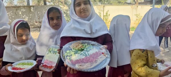 صبحانه نمادین دانش‌آموزان دبستان مولوی فین