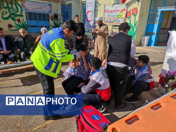 اجرای مانور زلزله در دبیرستان شهید مطهری شهر دستجرد قم