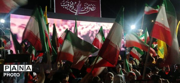 حضور دهه‌نودی‌ها در راهپیمایی میدان شهرداری ساوجبلاغ