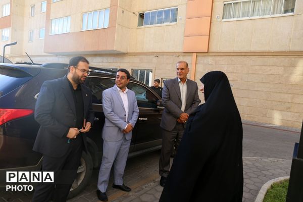 دیدار قائم مقام معاون وزیر در سازمان دانش‌آموزی با خانواده شهید اقتدار در تبریز