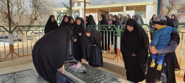 غبار‌روبی مزار شهدا در آستان مقدس امام زاده جعفر (ع) منطقه میانکوه 