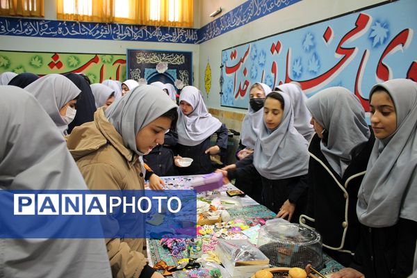 برپایی بازارچه کسب و کار دانش‌آموزی در مدرسه حضرت معصومه (س) ناحیه 4 کرج