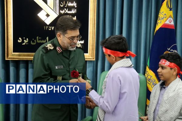 دیدار جمعی از دانش‌آموزان اشکذری و مسئولان آموزش و پرورش با فرمانده سپاه الغدیر 