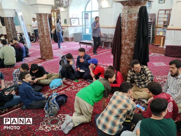  دانش‌آموزان همدانی یاد شهدای میناب را گرامی داشتند