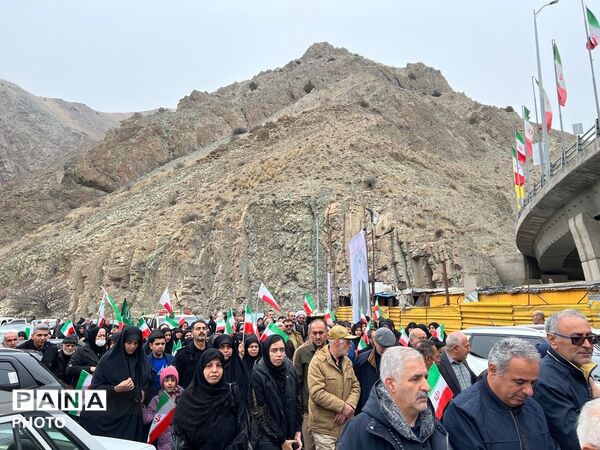تشییع پیکر شهید دانشمند محمدرضا کیا بر دستان مردم کرج 