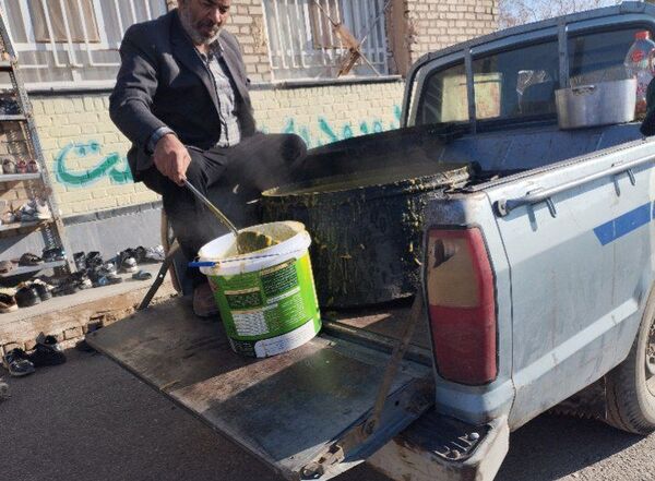 آش نذری‌‌ به‌ مناسبت‌ شهادت‌ امام‌ هادی (ع) در مدرسه تکتم خلیل آباد