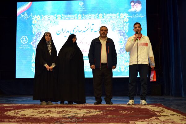 نشست توانمندسازی مدیران منطقه ۱۴ با محوریت مدیریت مدرسه‌محور و تحول آموزشی