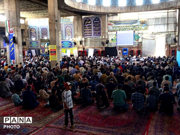 از پیر تا دانش آموز در نماز جمعه نیشابور حضور دارند-۱