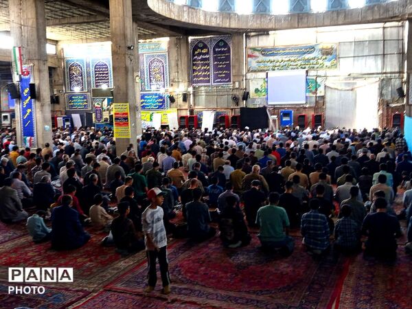 از پیر تا دانش آموز در نماز جمعه نیشابور حضور دارند-۱