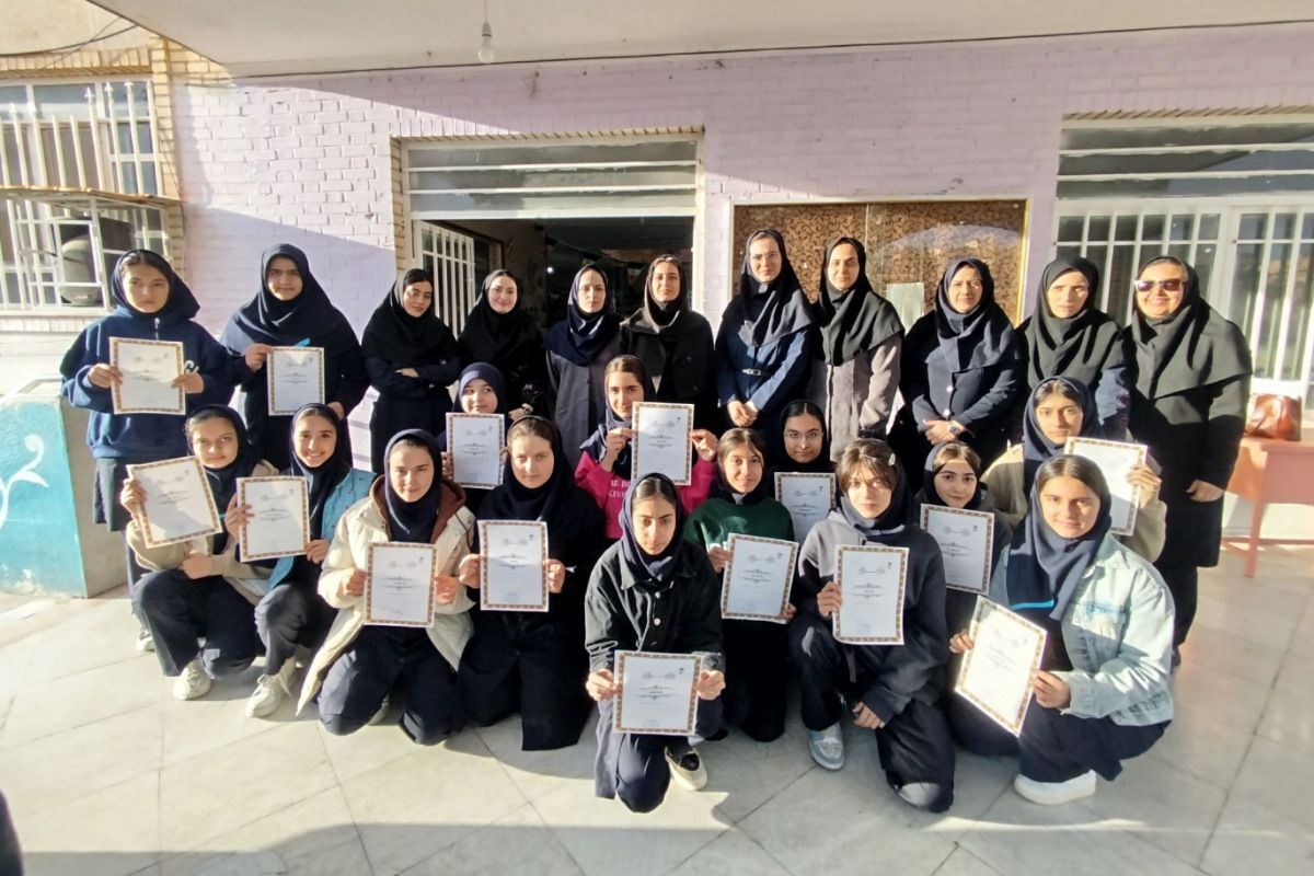 تجلیل از دانش آموزان ممتاز دبیرستان عطیه 