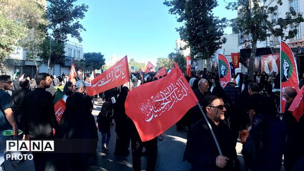 بدرقه باشکوه پیکر رهبر شهید روی دستان پرمهر ملت