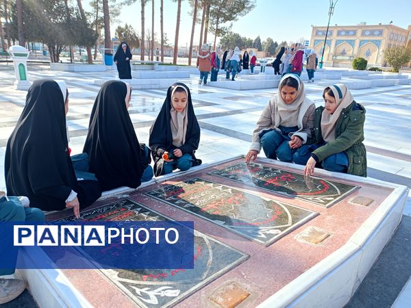 غبارروبی مزار شهدا توسط دانش‌آموزان دبستان سمیه