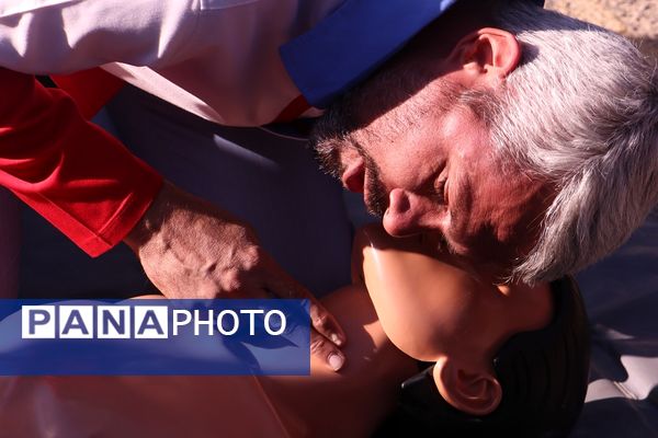 نواختن زنگ پدافند غیرعامل در هنرستان کوثر باقرشهر 