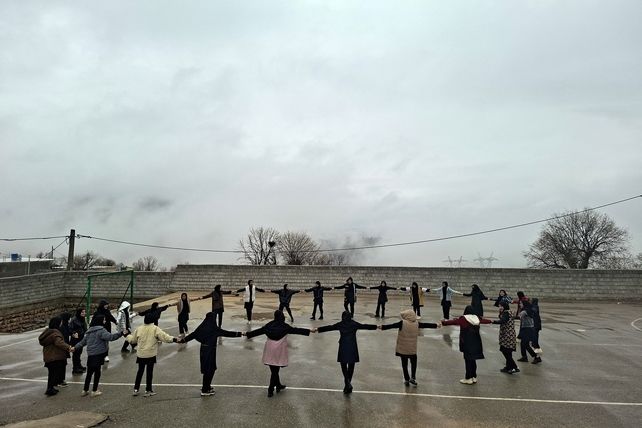 جلوه زیبای باران زمستانی در دبیرستان سبحان و مائده شلیل