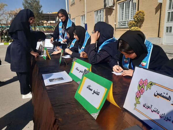 انتخابات شورای دانش آموزی در دبیرستان وکیلی ۹