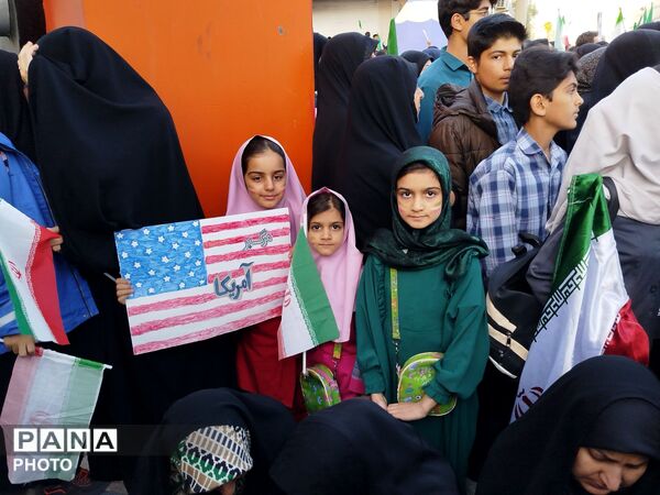 دانش آموزان کرمانی در سوگ «شهدای دبستان شجره طیبه میناب»