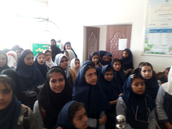 بازدید دانش‌آموزان مدرسه شهید خاقانی از گلخانه پیشه‌وران شیروان