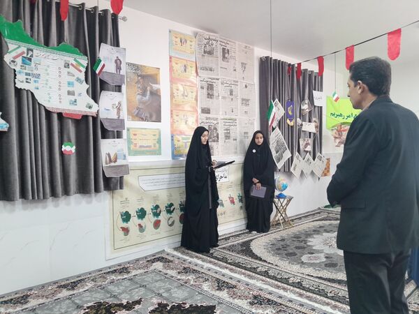 نمایشگاه انقلاب  در آموزشگاه تکتم
