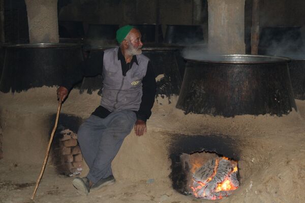 آماده‌سازی هلیم عاشورا در روستای اسحاق آباد نیشابور 