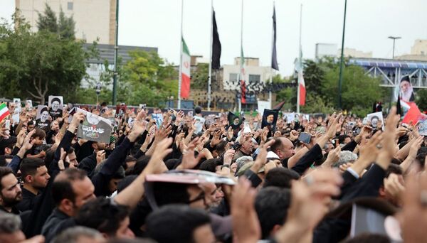 سیل خروشان زائران و مجاوران رضوی در مراسم تشییع پیکر شهدای خدمت
