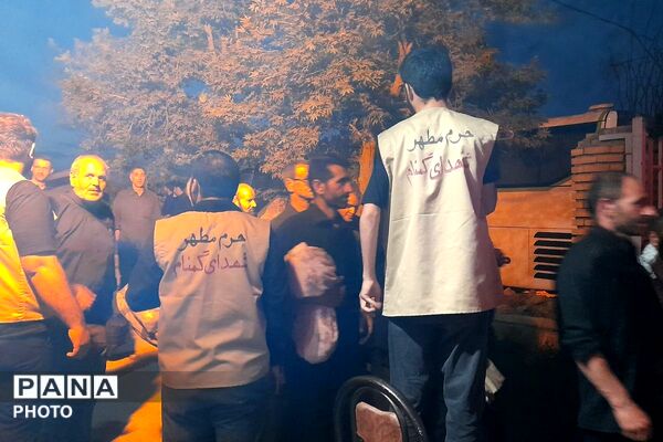 نوجوانان؛ پیشگامان میزبانی از مهمانان مراسم وداع و تشییع پیکر امام امت