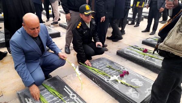 مراسم عطرافشانی مزار شهدا با حضور پرشکوه نوجوانان دهه نودی