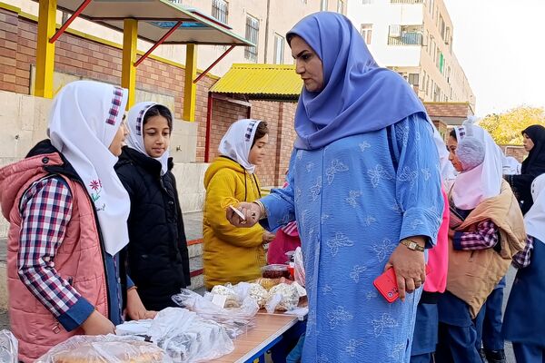 برپایی بازارچه کسب‌و‌کار در مدرسه شهدای پانزده خرداد قرچک