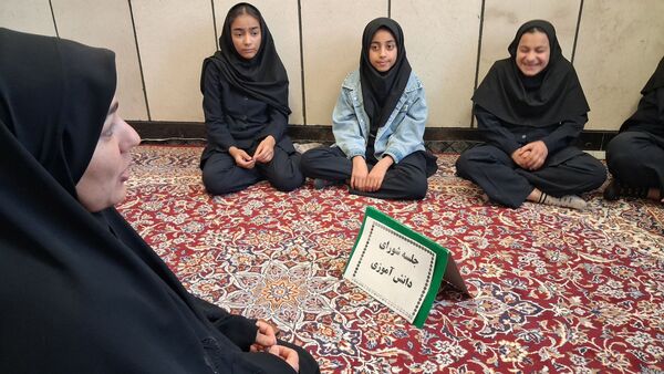 نخستین جلسه شورای دانش‌آموزی مدرسه مادر مهربان خلیل آباد 