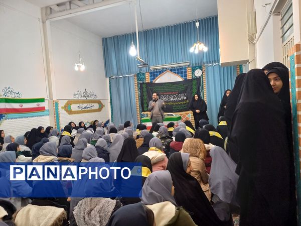 استقبال گرم دانش آموزان از پیکر شهید گمنام در دبیرستان امجدی یک ناحیه ۵ 