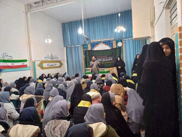 استقبال گرم دانش آموزان از پیکر شهید گمنام در دبیرستان امجدی یک ناحیه ۵ 