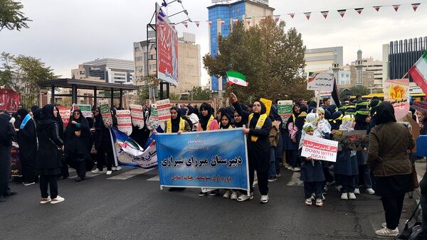حضور پرشور دانش‌آموزان البرزی در راهپیمایی 13 آبان 