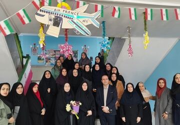 نواخته شدن زنگ آغاز دهه فجر در دبستان هانیه بهارستان 