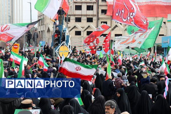 طنین شعارهای انقلابی در سالروز پیروزی انقلاب اسلامی ایران