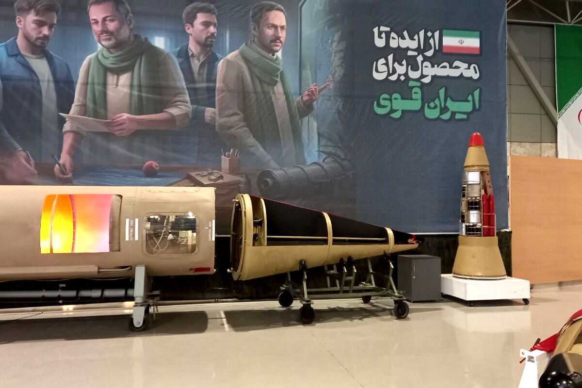 بازدید دانش‌آموزان دبیرستان شهدای اقتدار از نمایشگاه هوا فضا