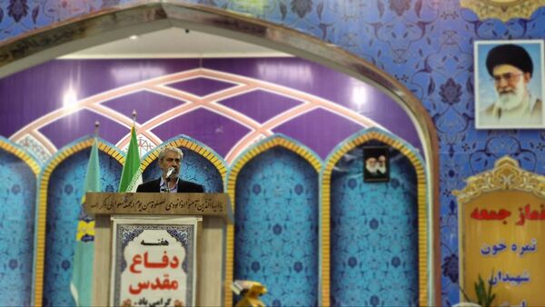 سخنرانی معاون مدیرکل و مدیر آموزش و پرورش کاشان در نماز جمعه و برگزاری میز خدمت در مصلی