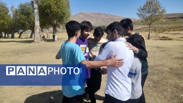 قابی صمیمی از مهرورزی و همکاری دانش‌آموزان در دل طبیعت آیواز 