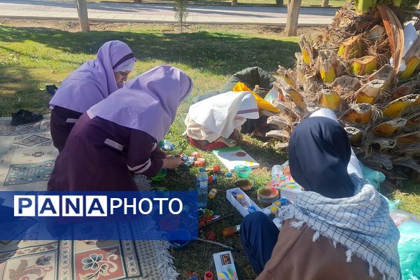 لذت نقاشی همگانی کنار دوستان در بوستان جنت شیراز 