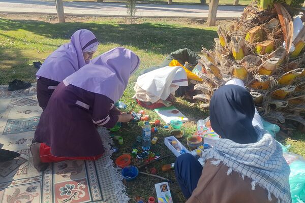 لذت نقاشی همگانی کنار دوستان در بوستان جنت شیراز 