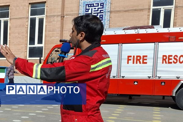 آموزش نکات ایمنی آتش‌نشانی در آموزشگاه معارف ۶