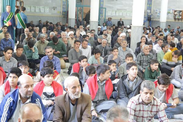 حضور دانش‌آموزان دبیرستان شاهد شهید زیوری پایدار در نماز جمعه اسدآباد 