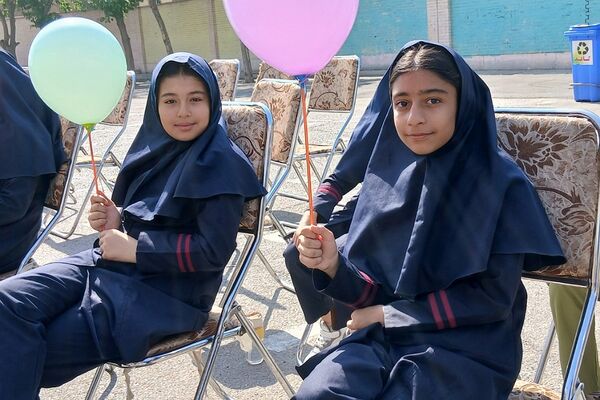 نواختن زنگ سلامت در دبستان حجاب باقرشهر 