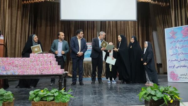 جلوه‌های معنوی اختتامیه مسابقات قرآنی دارالقرآن تسنیم کاشان