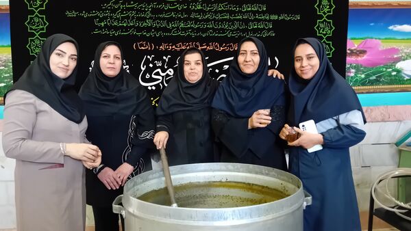 طبخ آش نذری به‌مناسبت شهادت حضرت فاطمه(س) در آموزشگاه مولوی کمیجان