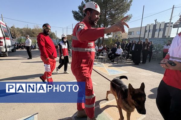 برگزاری مانور سراسری زلزله و ایمنی در مدرسه شهید دهقان 