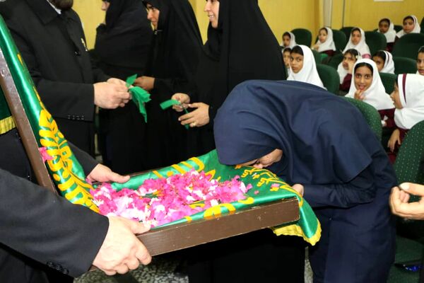 ۴۰۰ نفر از دختران پیشتاز بندرخمیر، پرچم امام مهربانی را به آغوش کشیدند