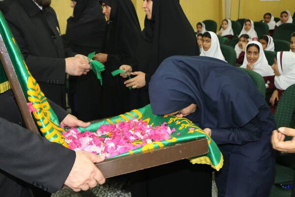 ۴۰۰ نفر از دختران پیشتاز بندرخمیر، پرچم امام مهربانی را به آغوش کشیدند