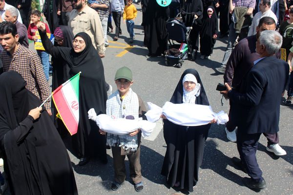 حضور عزتمندانه مردم قم در راهپیمایی آخرین جمعه ماه رمضان